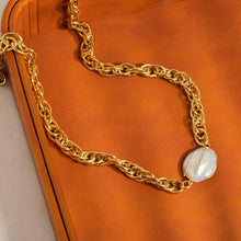 Load image into Gallery viewer, Loan Bold Pearl Chain Necklace
